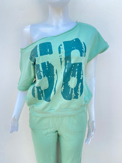 Conjunto, verde pastel ( sage) de pants y blusa mas número 56 en frente.