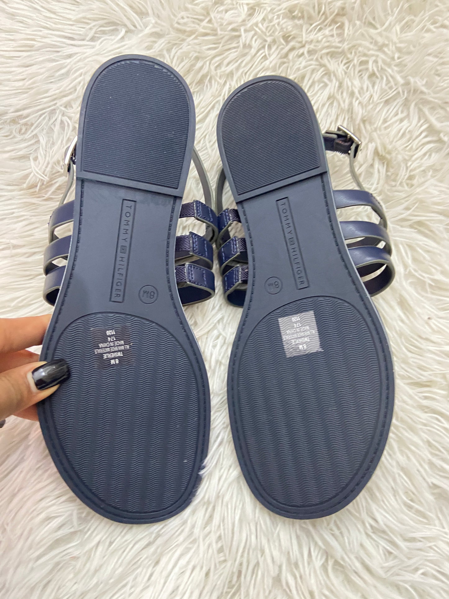 Sandalias Tommy Hilfiger original azul marino con placa TH en plateado.