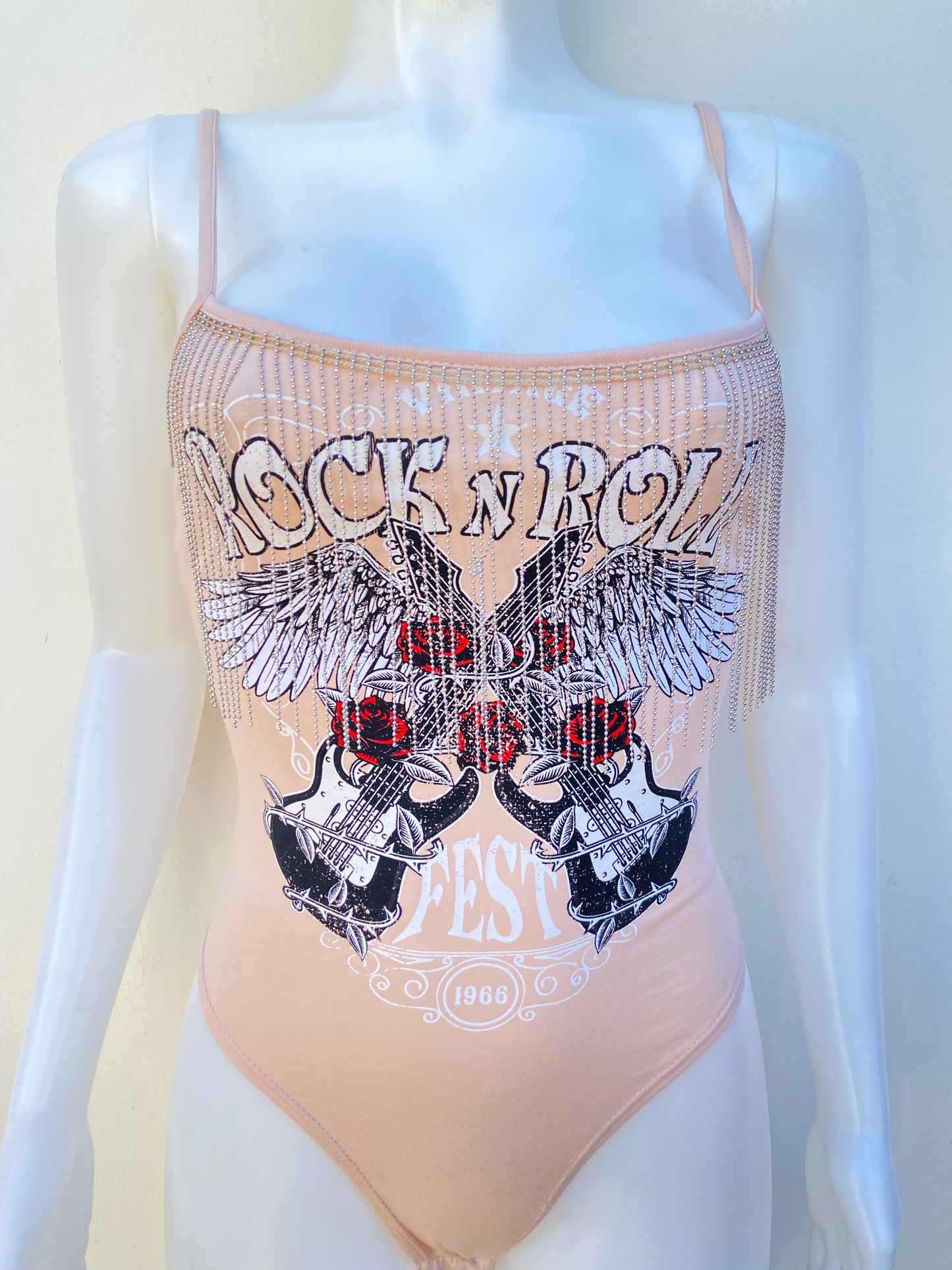 Body Fashion Nova original crema con estampado de guitarras y rosas, letras ROCKN ROLL.