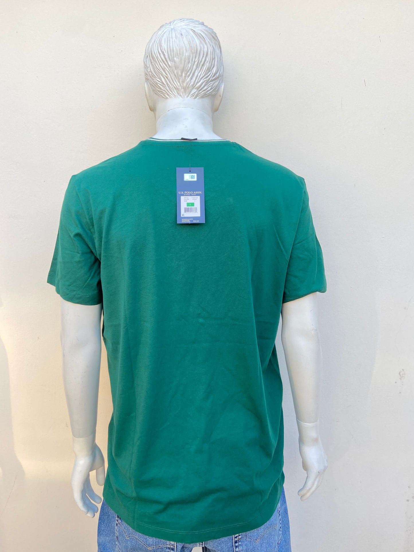 T-shirt U.S Polo original verde con cuello V en blanco.