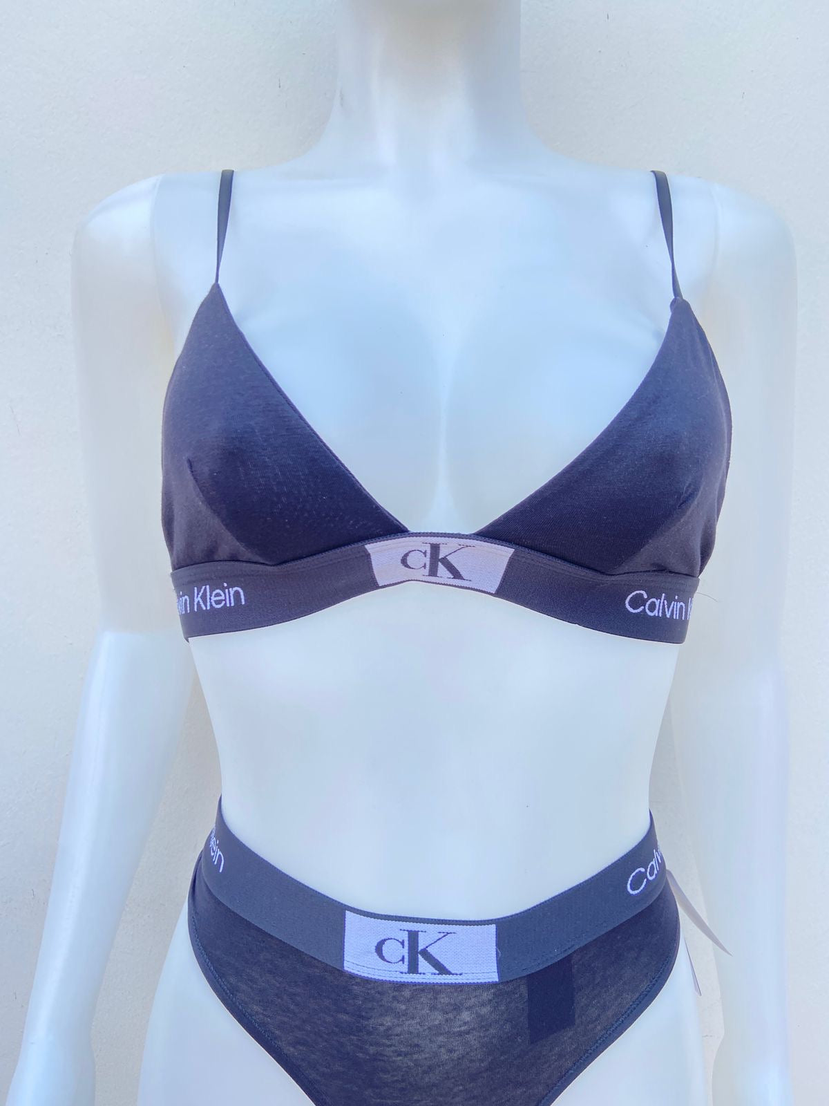 Conjunto Calvin Klein original, negro liso con estampado CK.