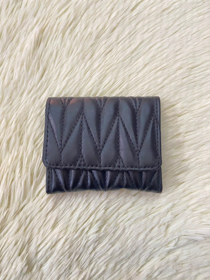 Monedero pequeño negro diseño acolchado con cierre de boton y súper espacioso.