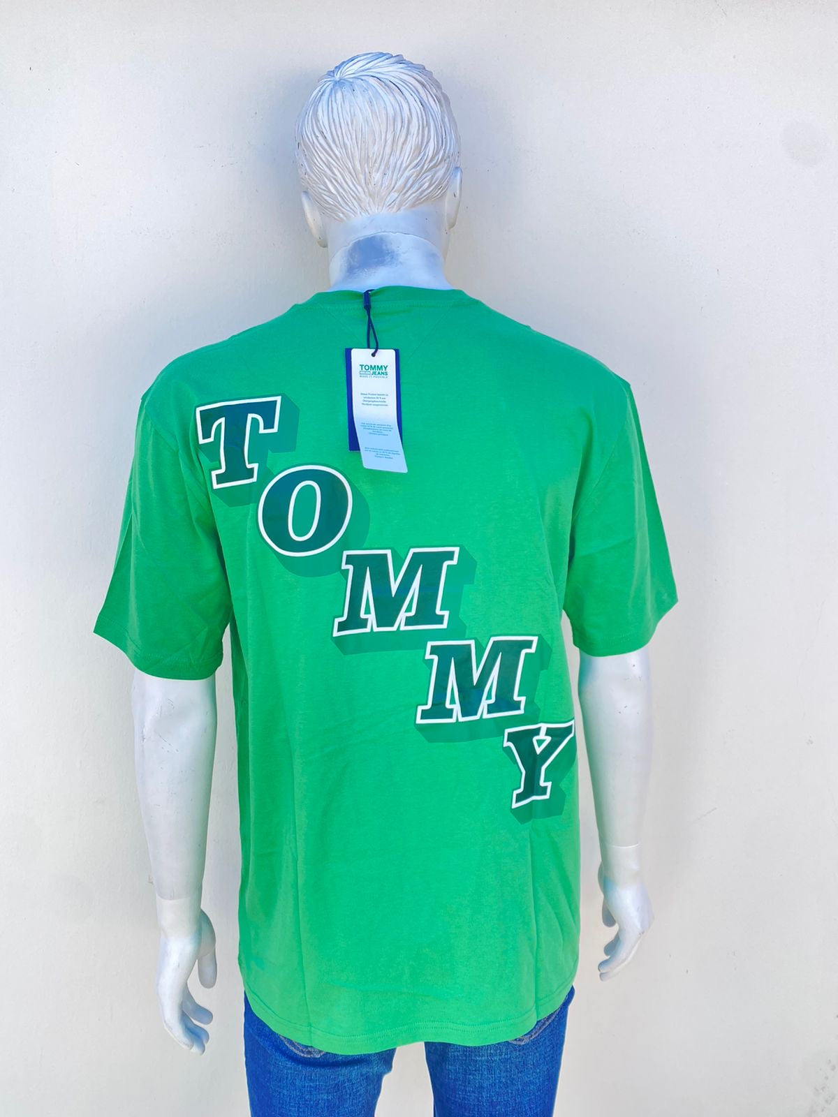 T-shirt Tommy Hilfiger original verde con letras TOMMY en la parte trasera.