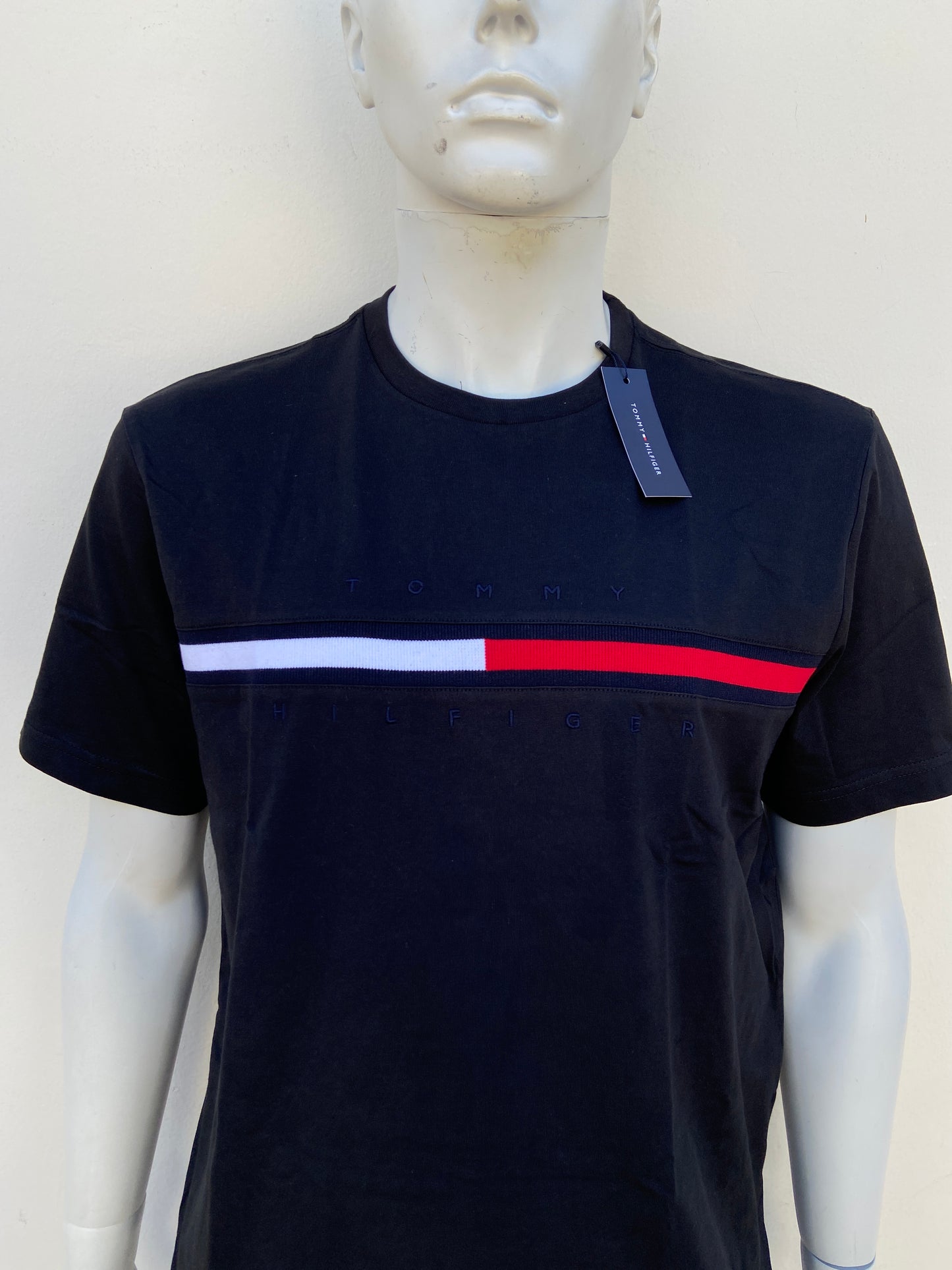 T-shirt Tommy Hilfiger original negro con banda Tommy Hilfiger en frente.