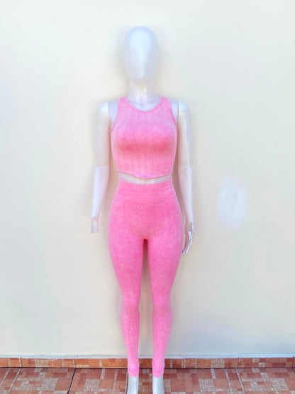 Conjunto legging y top en color rosado con tejido de líneas verticales y legging con pretina alta.