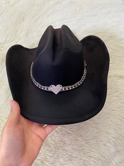 Sombrero, negro con detalle en color plateado con corazón.