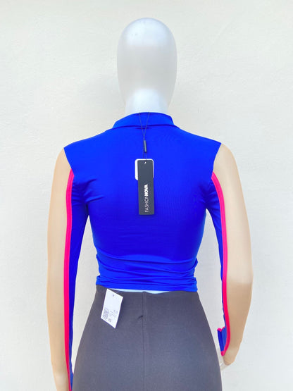 Top en color azul oscuro , con mangas y detalles crema y rosa