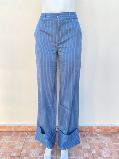 Pantalon azul marino en tela con rayas en color blanco y doblado abajo.