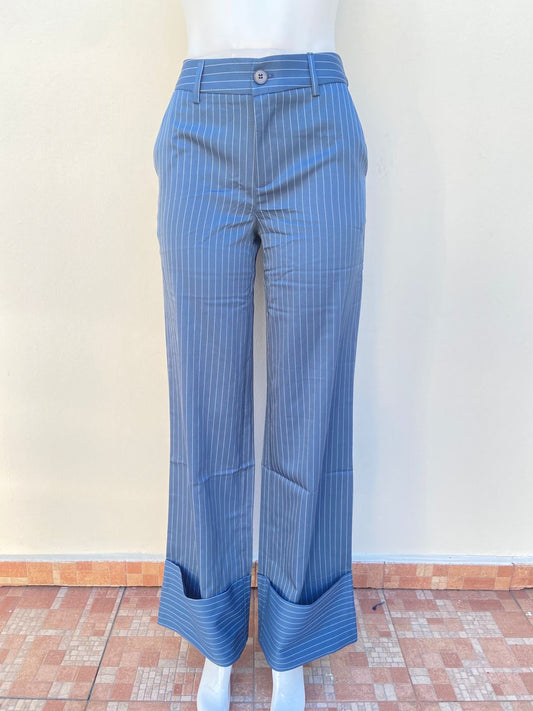 Pantalon azul marino en tela con rayas en color blanco y doblado abajo.
