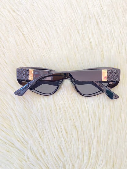 Lentes, negros pequeños estilo gato, con detalles en dorado, con protección UV 100-400.