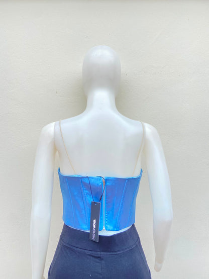 Top/corset azul con tela color crema arriba.