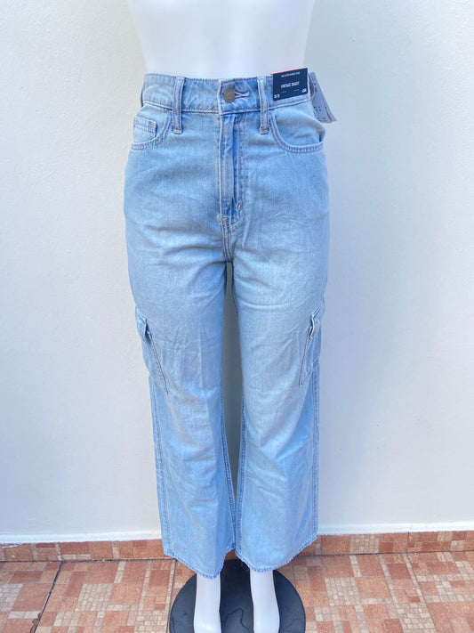 Pantalon jeans HOLLISTER original, HIGHEST- RISE VINTAGE BAGGY , azul claro con varios bolsillos en los lados.