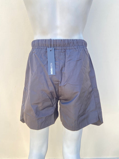 Bermuda, negra con bolsillo en los lados estilo cargo.