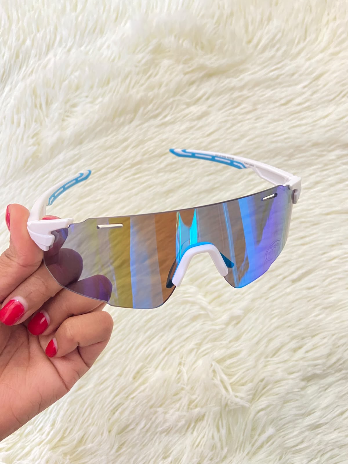 Lentes, blanco con micas en color azul y montura blanca, protección UV 400.