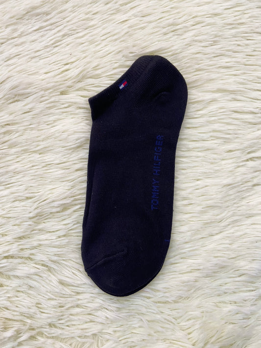 Medias TOMMY HILFIGER original, negra con letras de la marca en color azul.