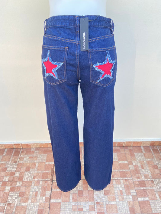 Pantalon jean azul oscuro liso con detalle de estrella con tela roja en los bolsillos de atras.
