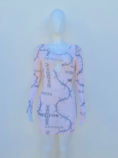 Vestido crema con estampado de púas.