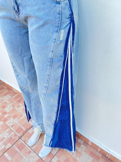 Pantalon jean azul claro con degradado blanco, tela azul oscura con blanco abajo, rotos y con pretina ajustable, ancho.