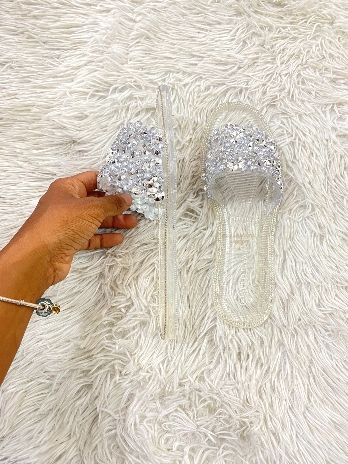 Sandalias WILD DIVA original transparente con diamantes en frente.