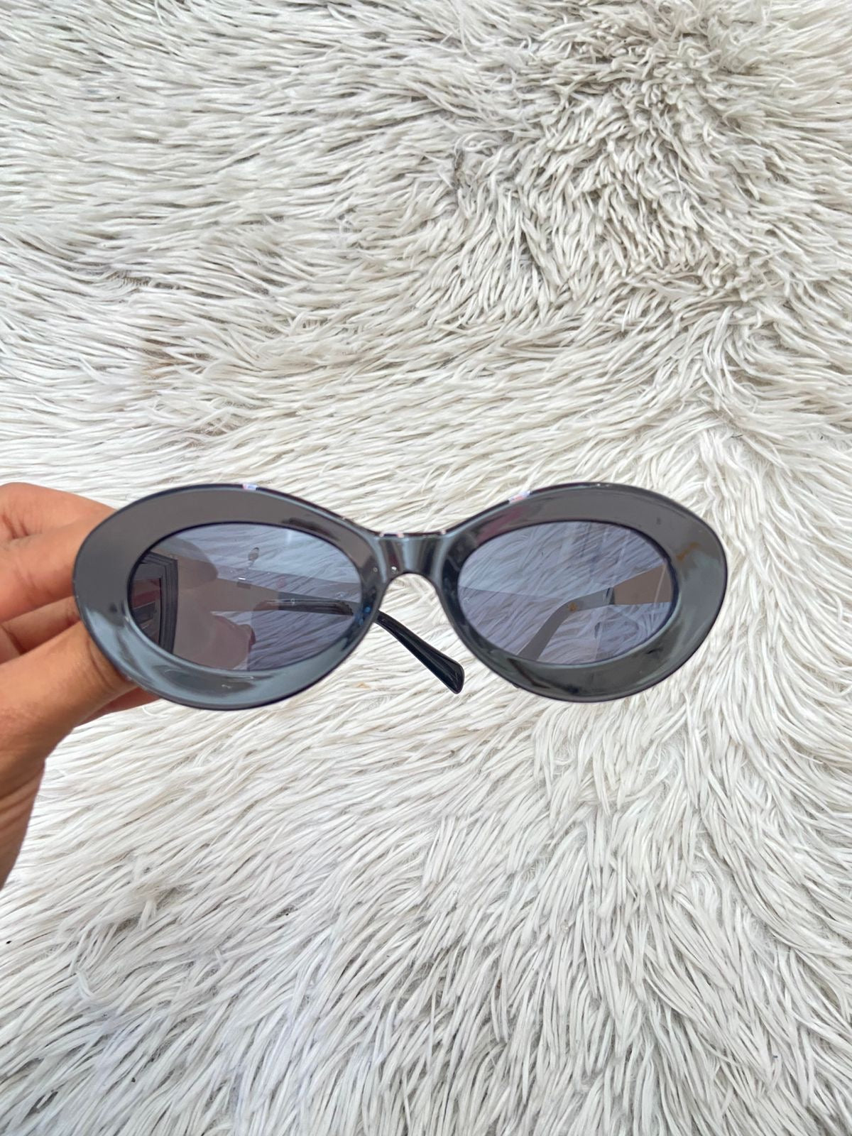 Lentes, diseñados con protección UV 100-400 para proteger tu visión. Negro con montura en dorado y micas en forma de óvalo.