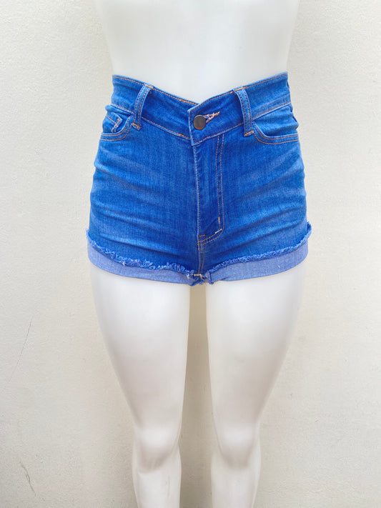 Short, azul oscuro con ruedo destruido.