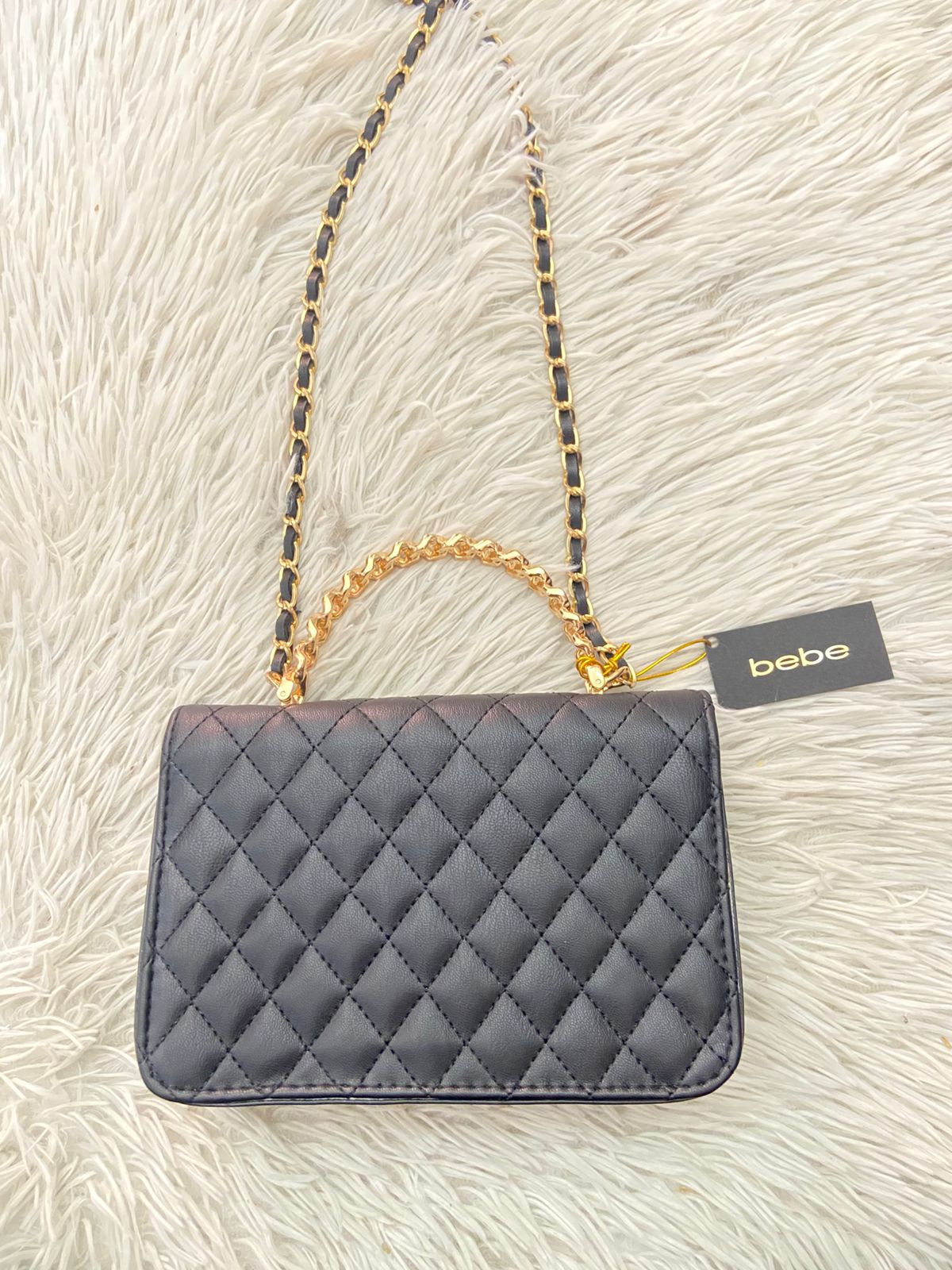 Cartera BEBE Original, negro con nombre de la marca al frente en color dorado, correa tipo cadena enlazada con tela negra.