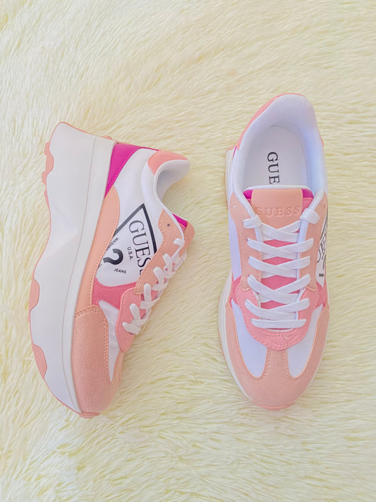 Tenis GUESS original, en tonos rosados con blanco, logotipo de la marca en el lado GUESS U.S.A, Estilo plataforma.