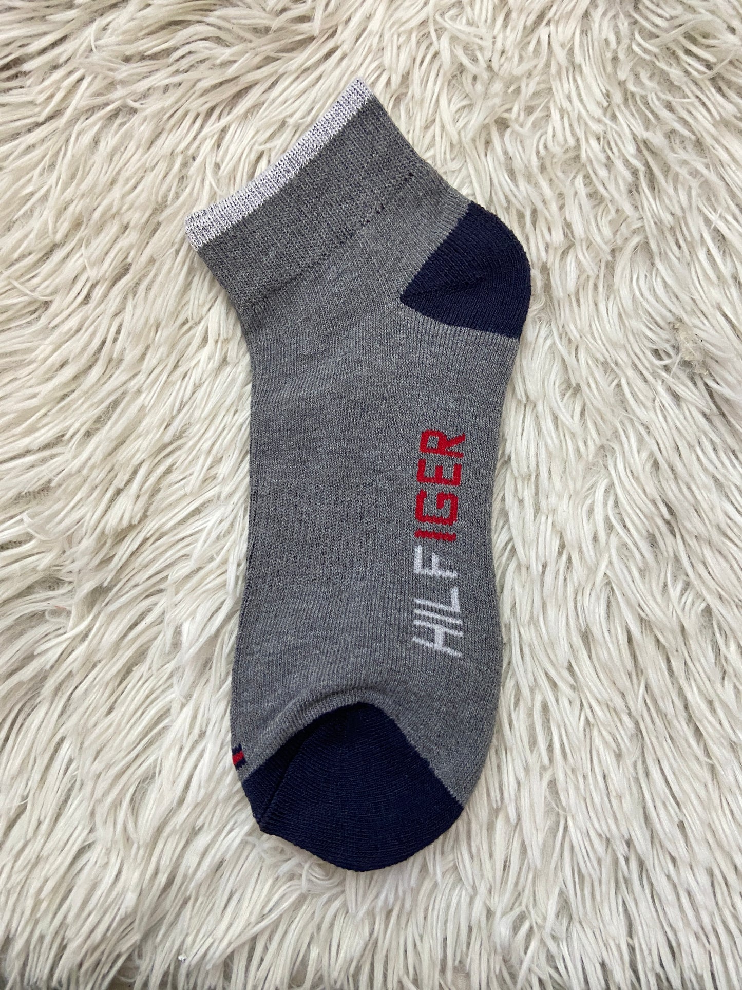 Medias Tommy Hilfiger original gris con línea gris más oscuro, y letras HILFIGER.