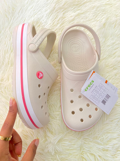 Sandalias CROCS original, crema con líneas rosadas y blancas.