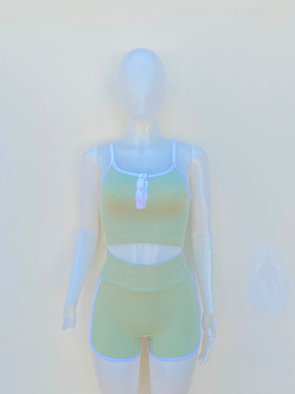 Conjunto JULIA BY LOVE J Original, Legging y top en color verde oliva con manga de tiros y detalle al frente en color blanco.