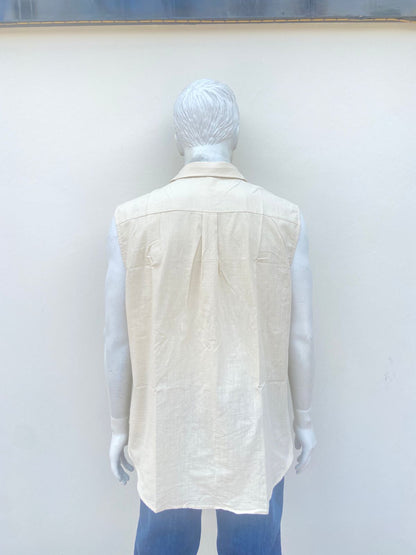 Camisa para hombre 30% lino 70% algodón, sin mangas, en color crema.