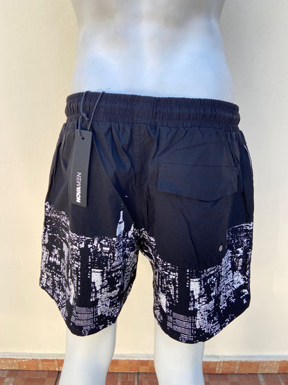 Bañador/Baggy, negro con estampado de la ciudad de Nueva York en blanco, interior en malla transpirable con bolsillos laterales y bolsillos traseros.