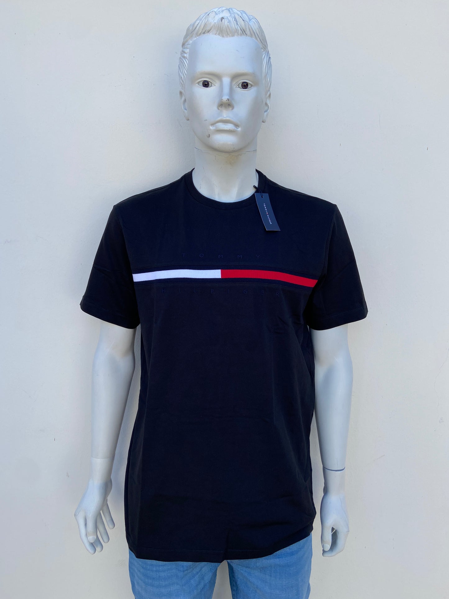 T-shirt Tommy Hilfiger original negro con banda Tommy Hilfiger en frente.