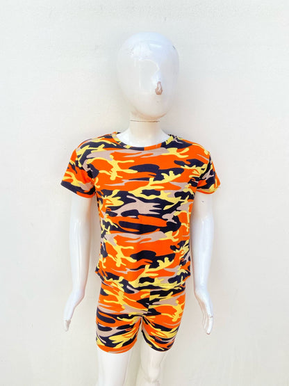 Conjunto naranja con camuflaje militar con amarrillo, crema y negro.