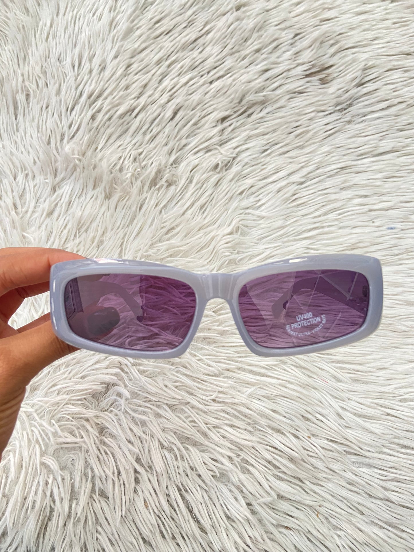 Lentes, gris con micas en morado oscuro.