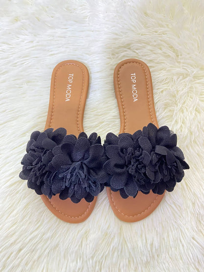 Sandalias TOP MODA original, marrones con negro y flor en color negro enfrente.