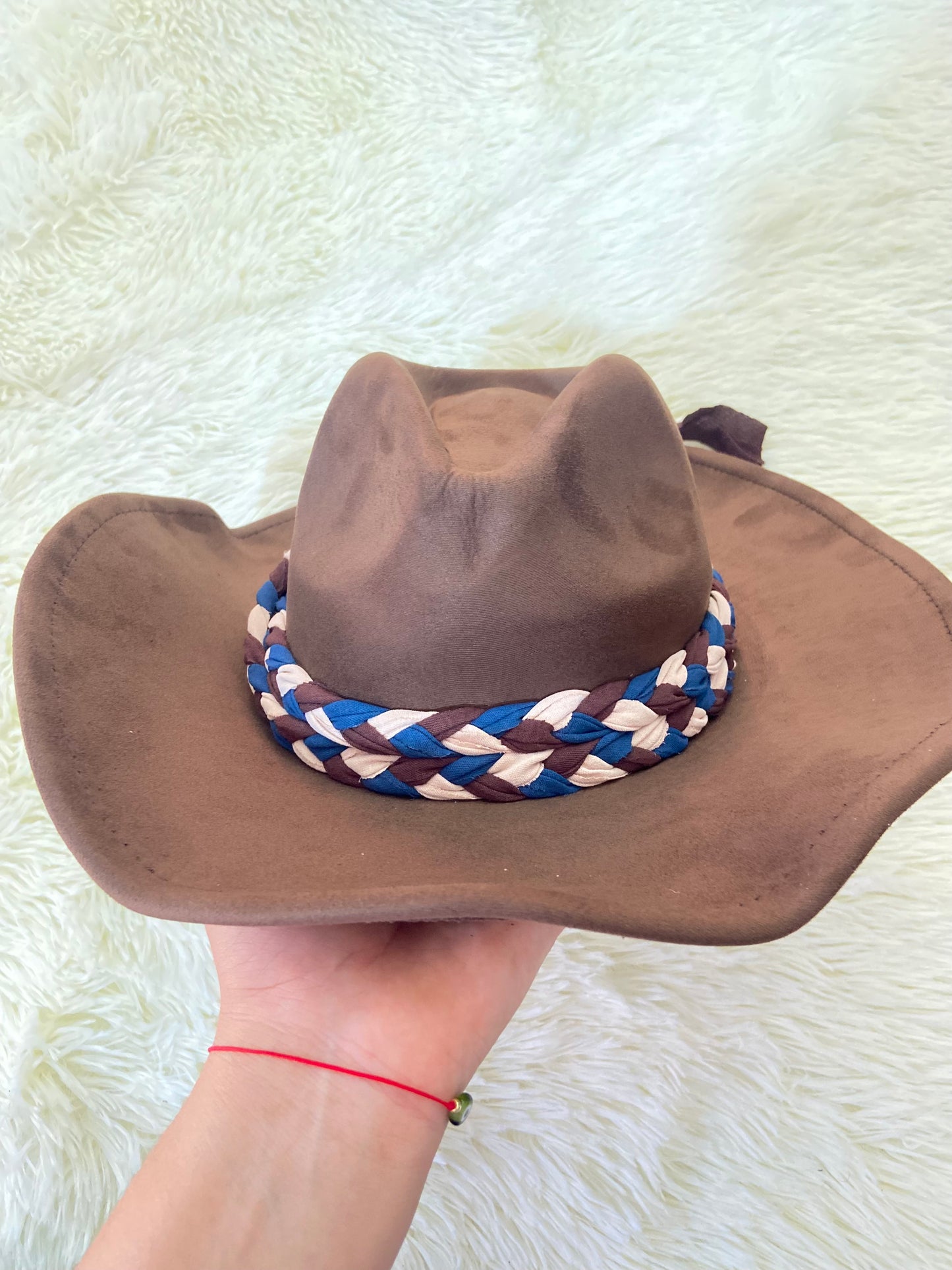 Sombrero, marron con cadena tejida en tela en color marron, crema y azul.
