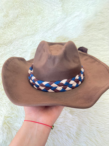 Sombrero, marron con cadena tejida en tela en color marron, crema y azul.