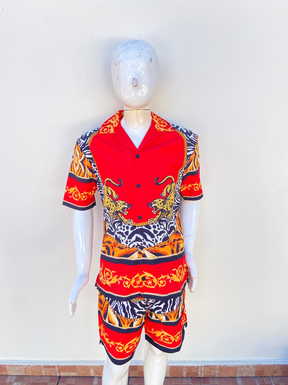 Conjunto, rojo con amarillo y print en colores marrones y negro, de camisa y bermuda.