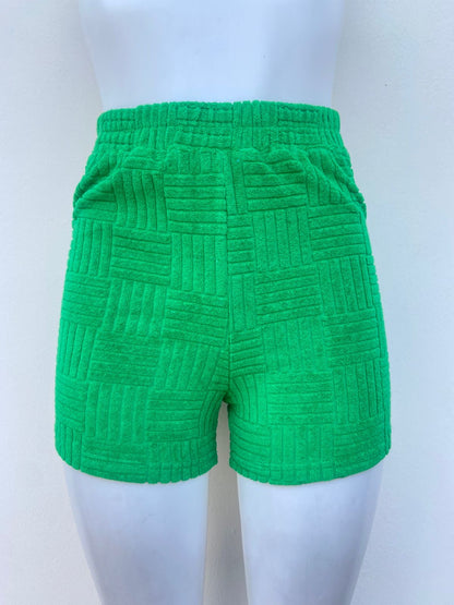 Short, verde con estampado de lineas y tela terciopelo.