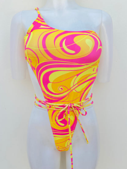 Biquini FORPLAY original, amarillo con rosado y lazos ajustables, 1 pieza.