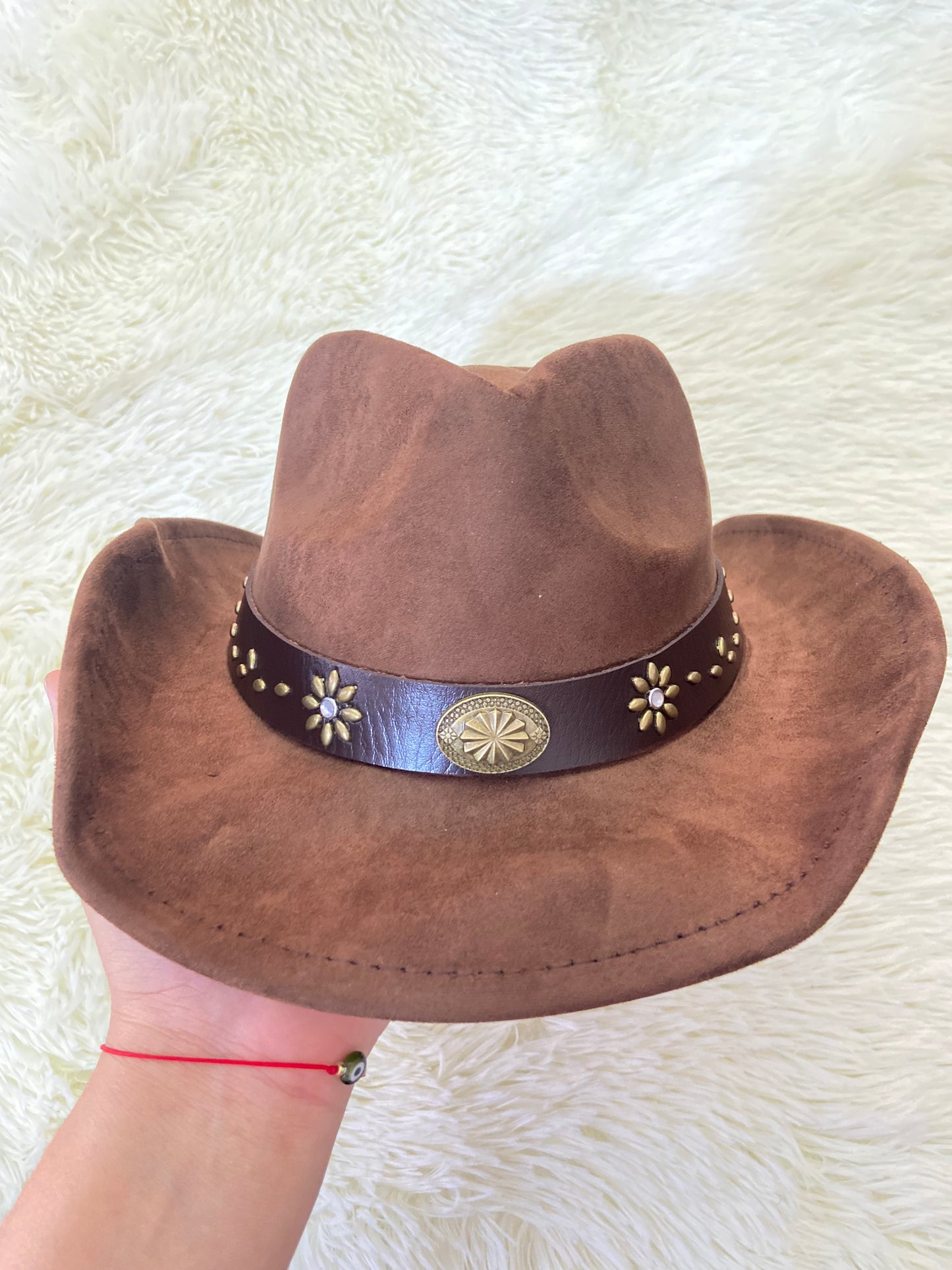 Sombrero, marron con detalles de flores y puntos.