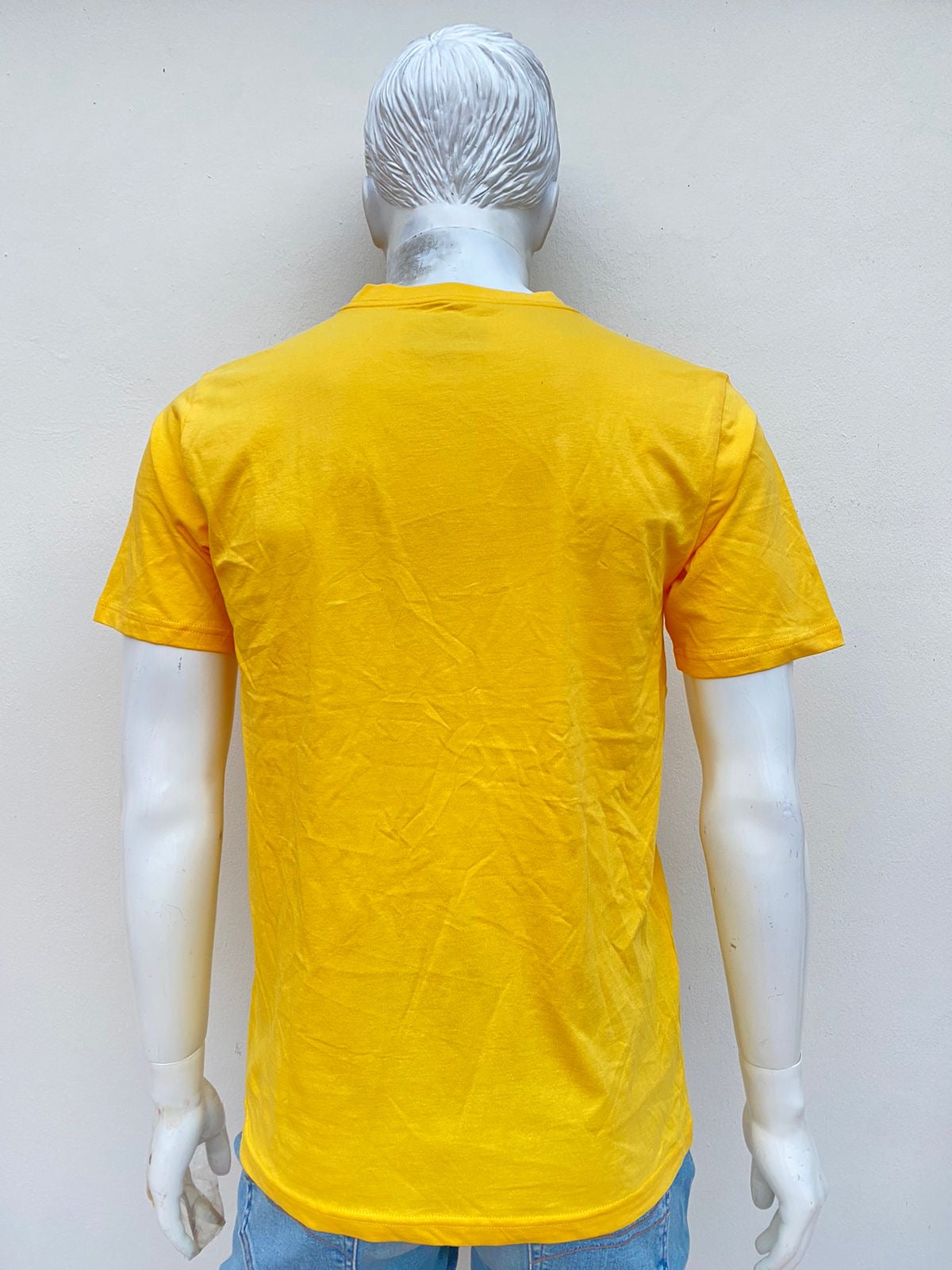 T-shirt Tommy Hilfiger original amarillo con letras TOMMY HILFIGER en blanco.