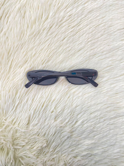 Lentes, pequeños en color negro con micas negras.