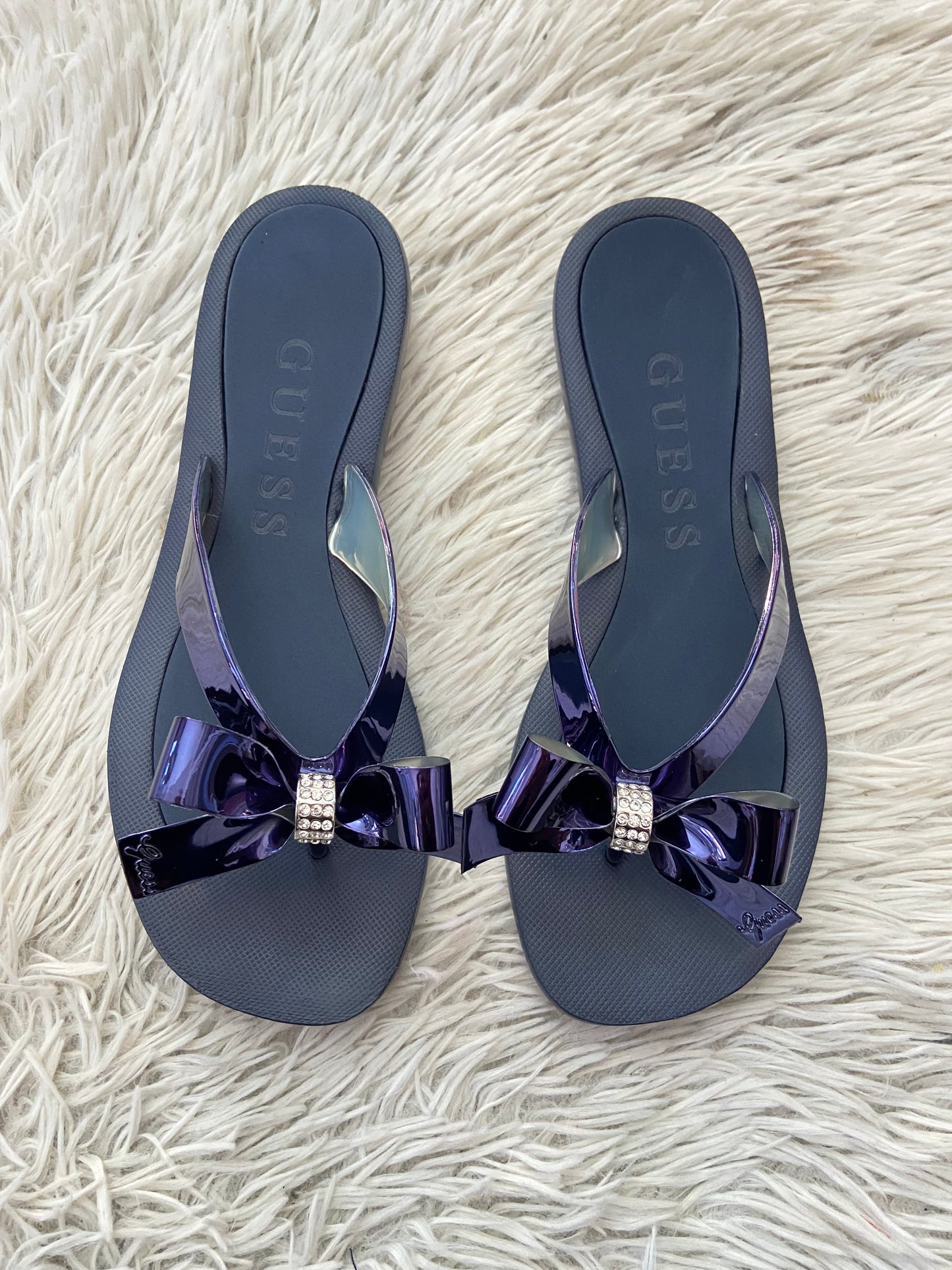 Sandalias GUESS original, azul marino con lazos en frente en color azul y plateado.