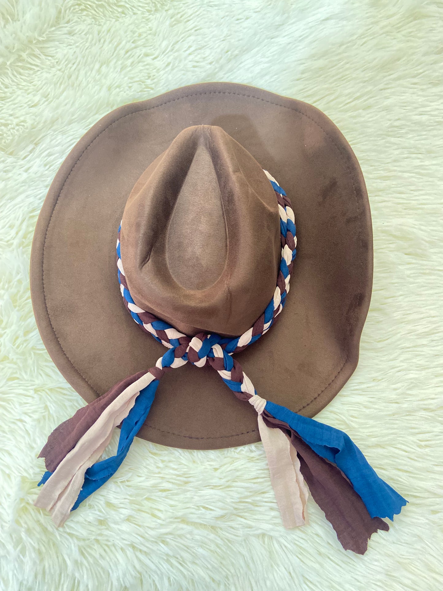 Sombrero, marron con cadena tejida en tela en color marron, crema y azul.