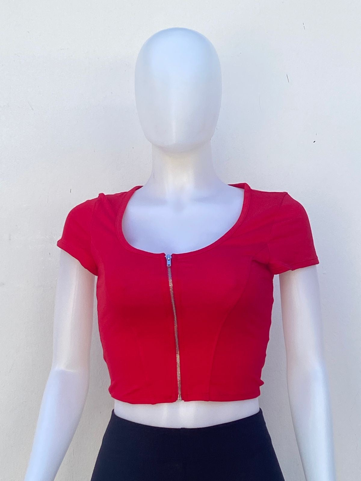 Top, rojo liso, con detalle de zipper plateado en frente.