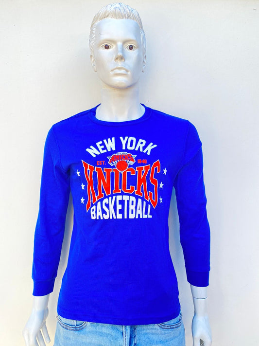 Suéter NBA original azul con letras NEW YORK KNICKS BASKETBALL en blanco y naranja.