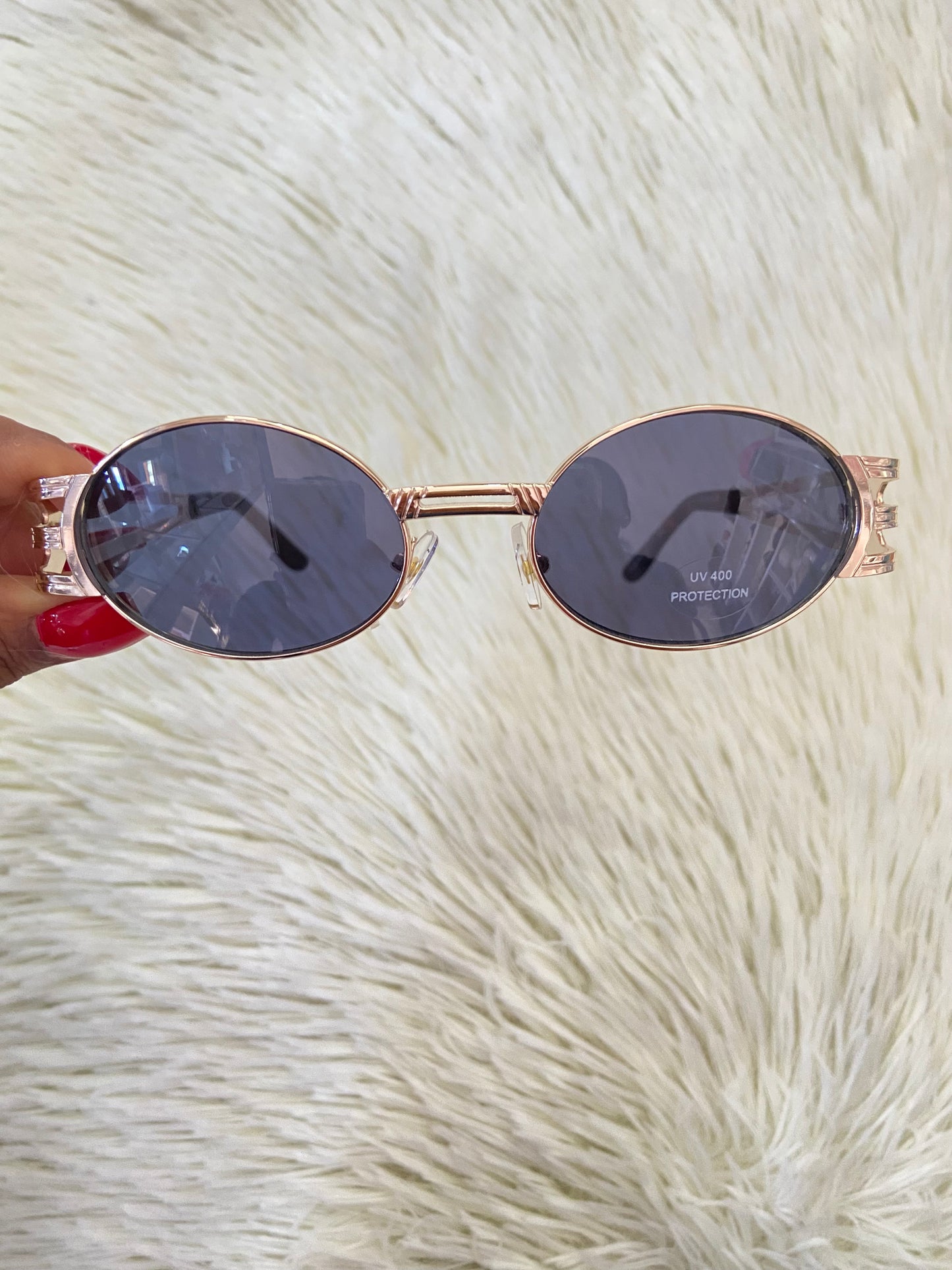 Lentes, negros con montura dorada, estilo ovalo, con protección UV 100-400.