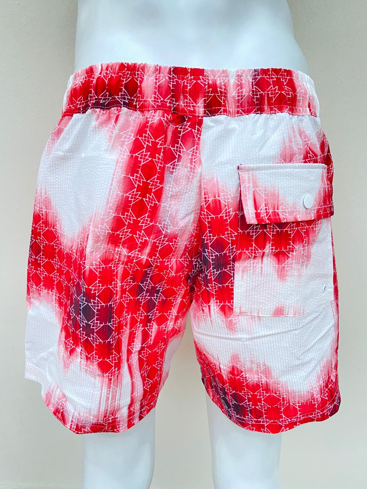 Bañador Baggy en color rojo con degradado blanco lazo ajustable blanco y bolsillo atras.